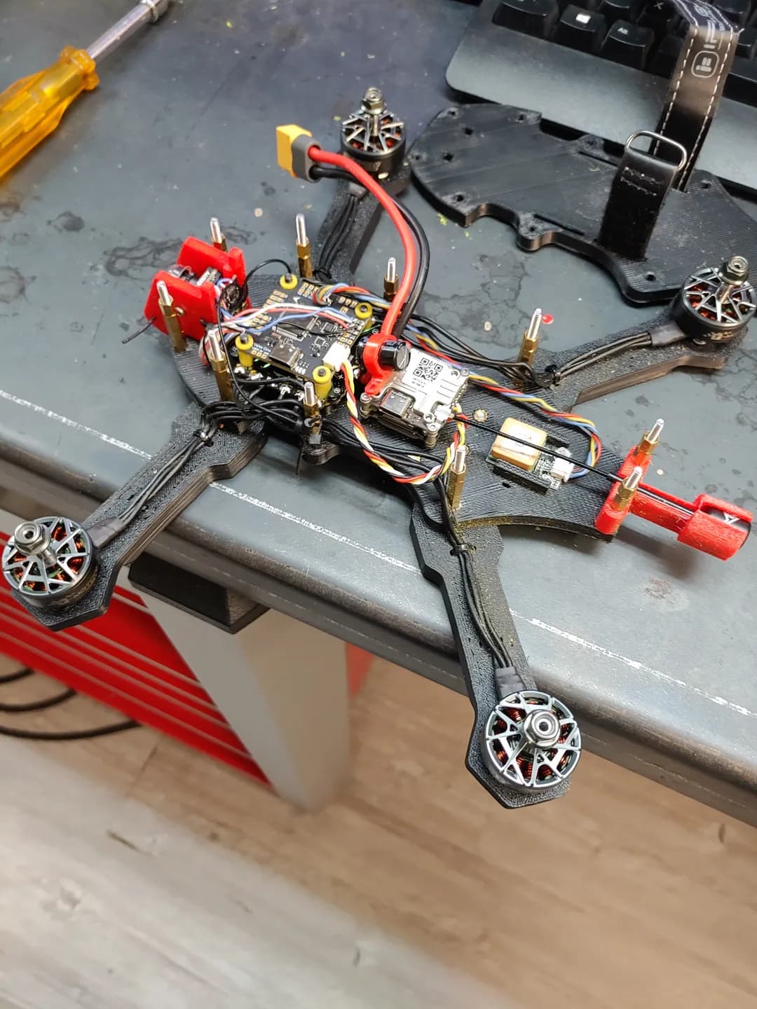 طائرة درون FPV مع حساسات قرب