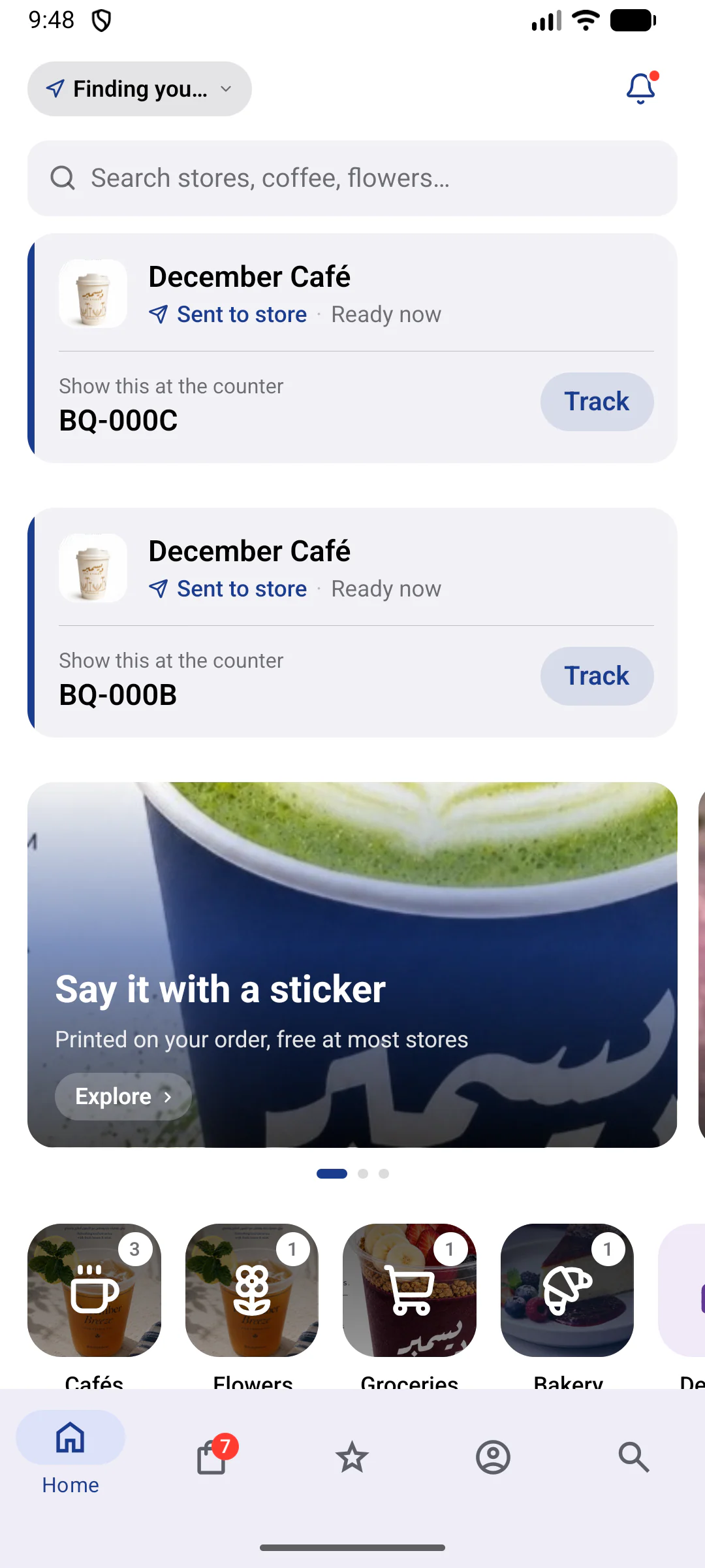 الشاشة الرئيسية لتطبيق العملاء على Android: البحث، وطلبان نشطان للاستلام لكل منهما رمز يُعرض عند الكاونتر، ولافتة للستيكر، وفئات المتاجر