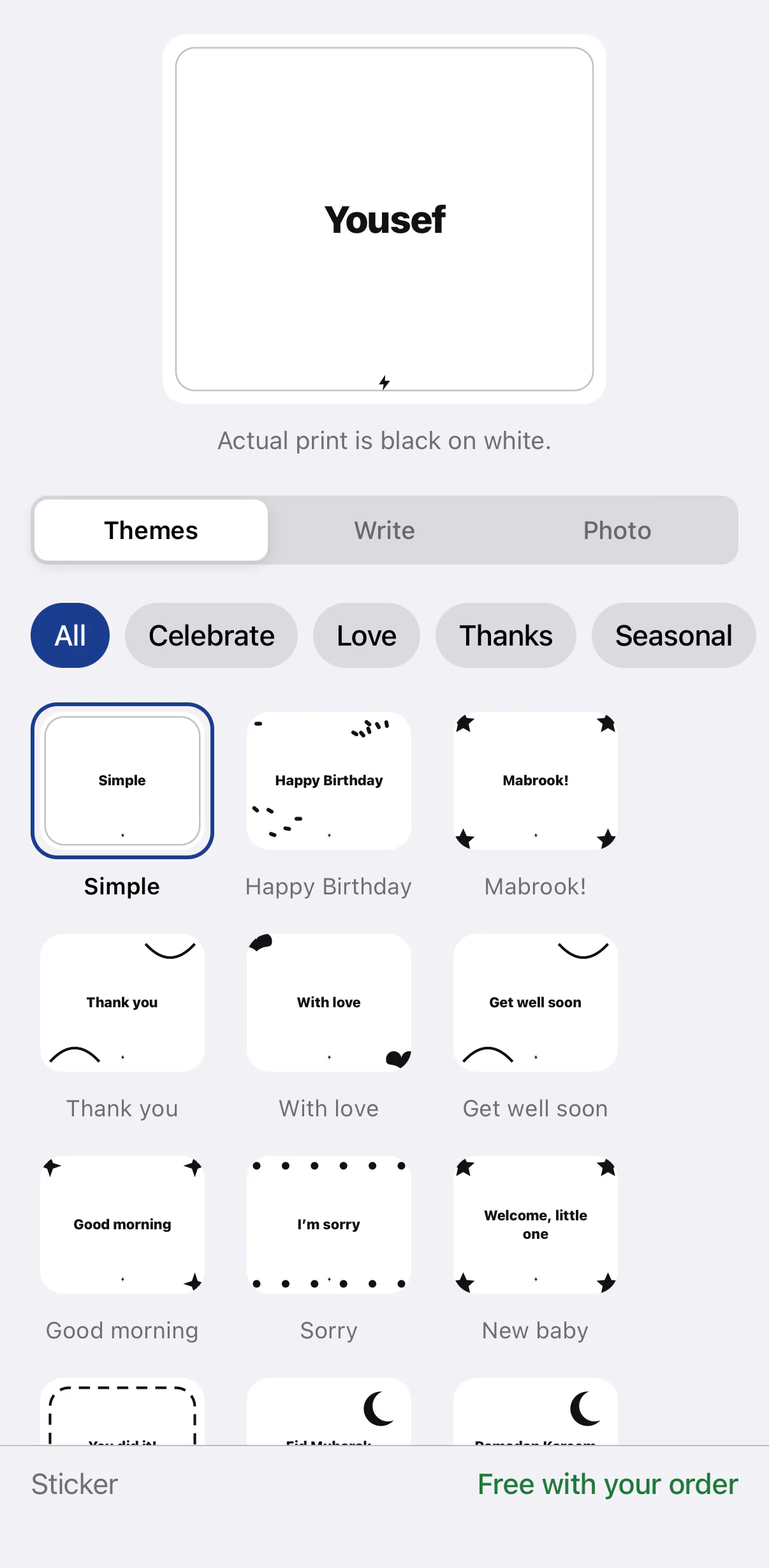 استوديو الستيكر على iOS: معاينة حية لستيكر يحمل اسمًا، وثلاثة خيارات هي التصاميم والكتابة والصورة، وتصاميم جاهزة مثل «عيد ميلاد سعيد» و«مبروك!» و«سلامتك»