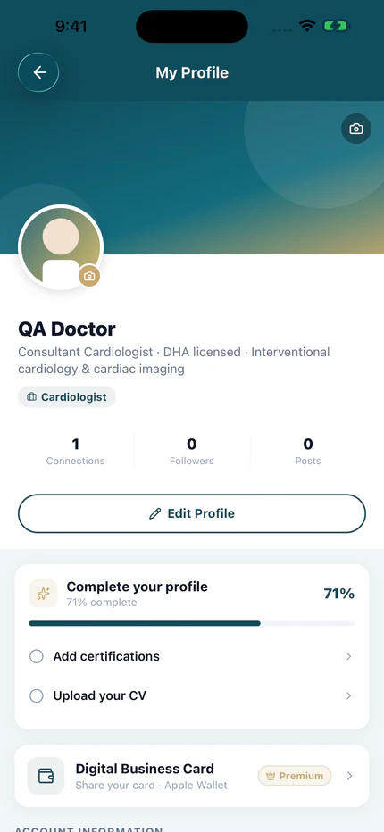 صفحة الملف الشخصي على iOS لحساب اختبار: قائمة لإكمال الملف، ورابط بطاقة العمل الرقمية