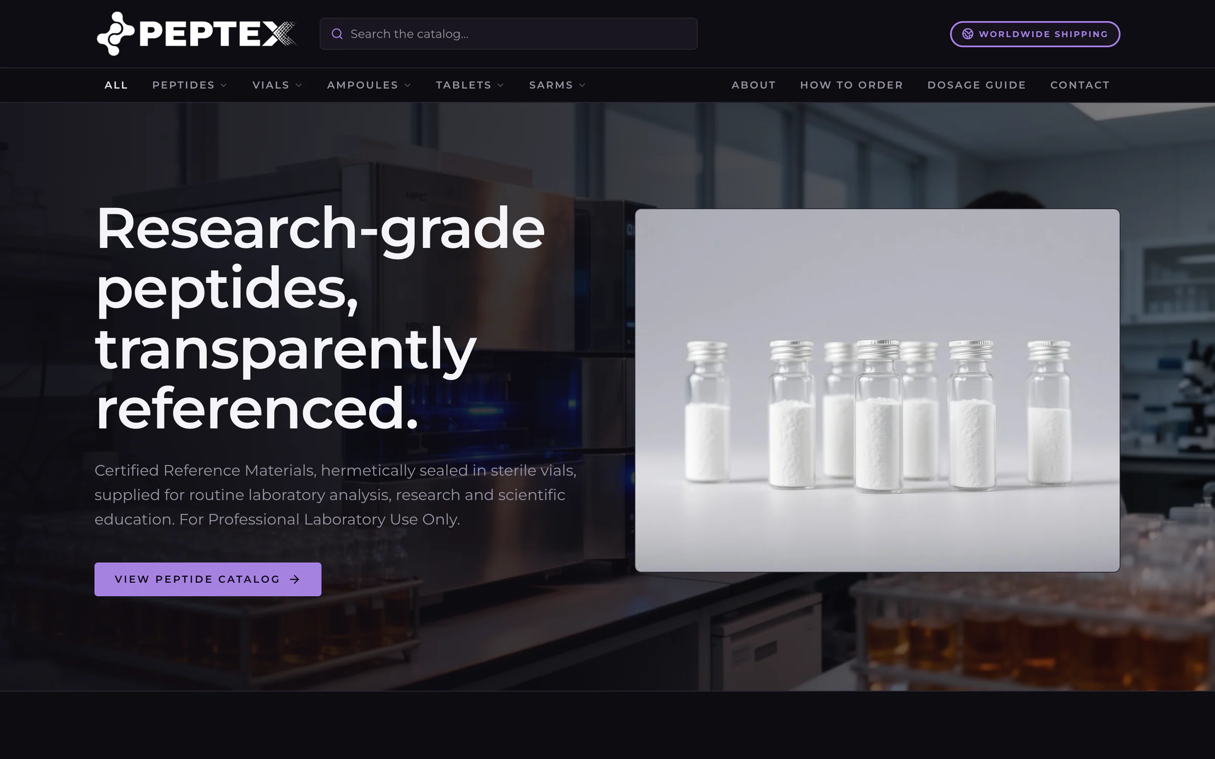 الصفحة الرئيسية لموقع Peptex على الحاسوب: قسم افتتاحي داكن فوق صورة لمختبر، فيه عنوان كبير وزر للكتالوج وصورة لقوارير زجاجية محكمة الإغلاق، وفوقه ترويسة تضم البحث في الكتالوج وقوائم الفئات