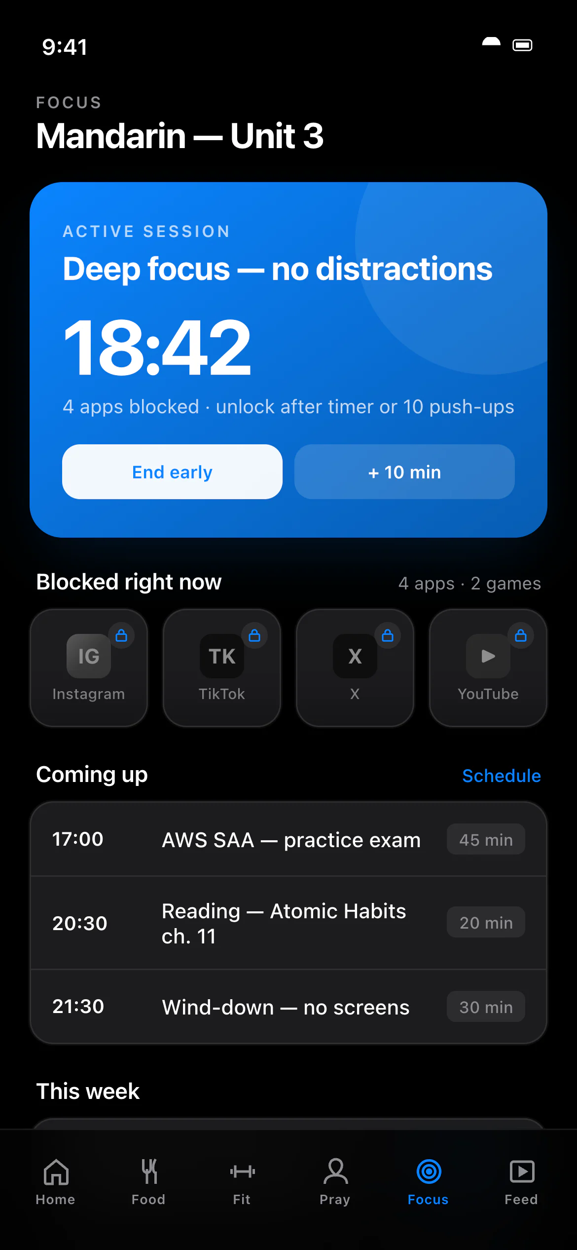 تبويب التركيز في «يومي» بسمة Apple Dark: جلسة تركيز جارية وعدادها التنازلي عند 18:42، مع زري الإنهاء المبكر وإضافة 10 دقائق، وأربعة تطبيقات للتواصل الاجتماعي تظهر مقفلة، والجلسات القادمة