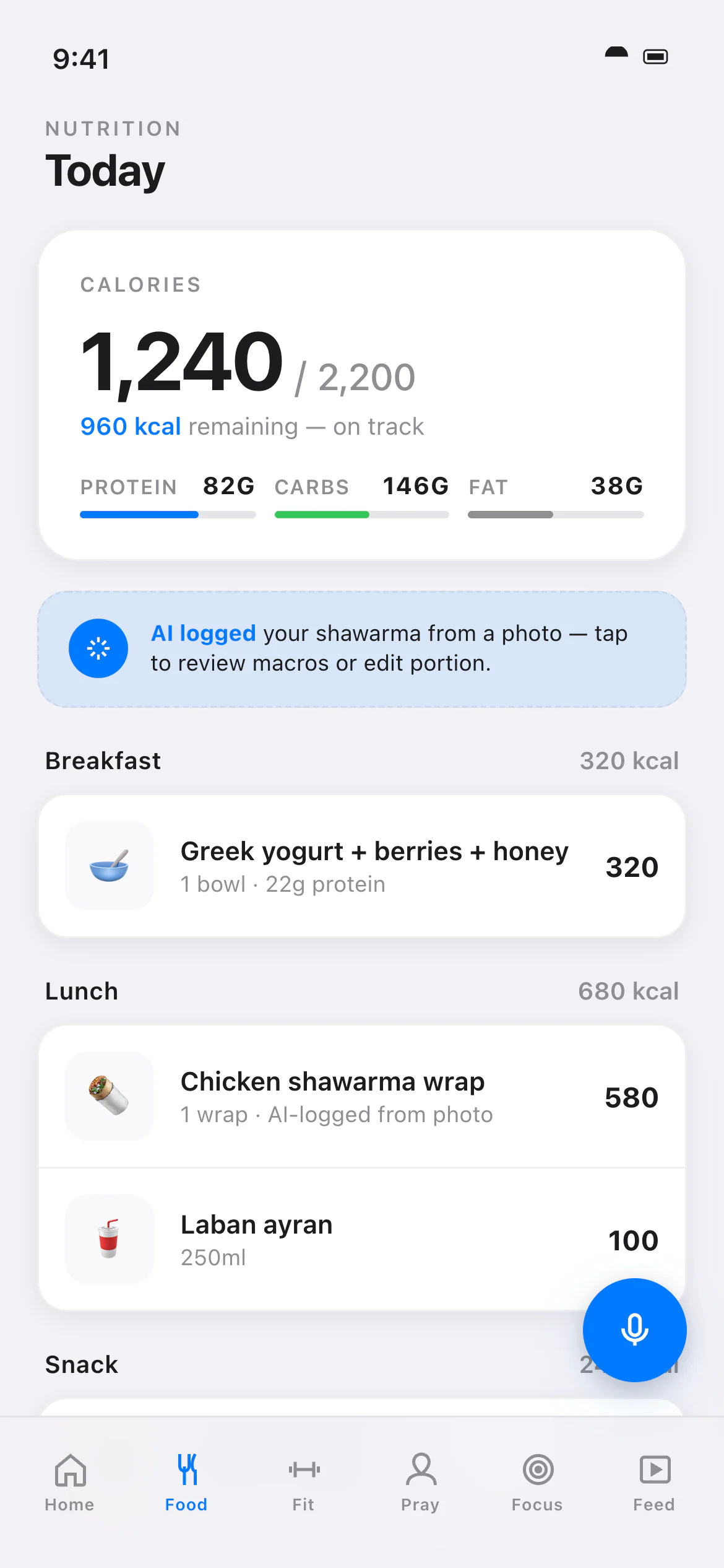 تبويب الطعام في «يومي» بسمة Apple Clean: 1,240 سعرة حرارية من أصل 2,200 مع أشرطة البروتين والكربوهيدرات والدهون، وتنبيه بأن الذكاء الاصطناعي سجل وجبة شاورما من صورة، وقائمة وجبات الفطور والغداء