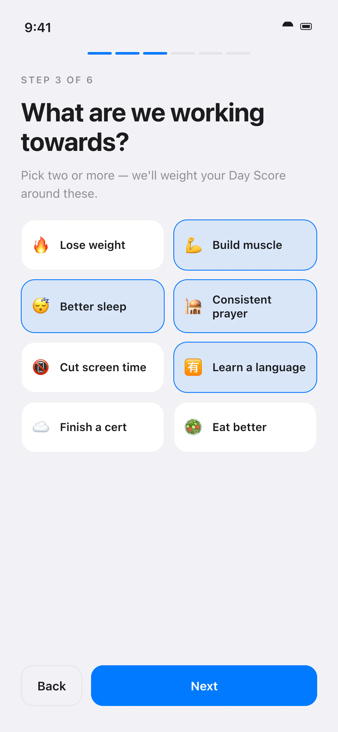خطوة من الإعداد الأولي في «يومي» بسمة Apple Clean تسأل المستخدم عن أهدافه، وفيها ثمانية خيارات مثل بناء العضلات وتحسين النوم والمواظبة على الصلاة، أربعة منها محددة، مع زري الرجوع والتالي