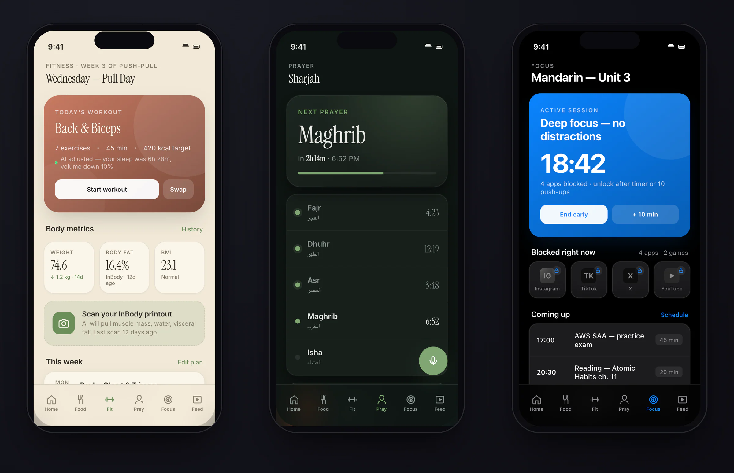 ثلاث شاشات من «يومي» على هواتف متجاورة: تبويب اللياقة بسمة Organic Calm مع تمرين اليوم وقياسات الجسم، وتبويب الصلاة بسمة Midnight Sage مع بطاقة الصلاة التالية وقائمة الصلوات، وتبويب التركيز بسمة Apple Dark مع جلسة جارية وتطبيقات محجوبة (نموذج أولي للتصميم)